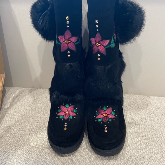 !!SOLD!! Manitobah Rise Mukluk Embellished Boot Black Size 7 BNIB - Picture 4 of 10